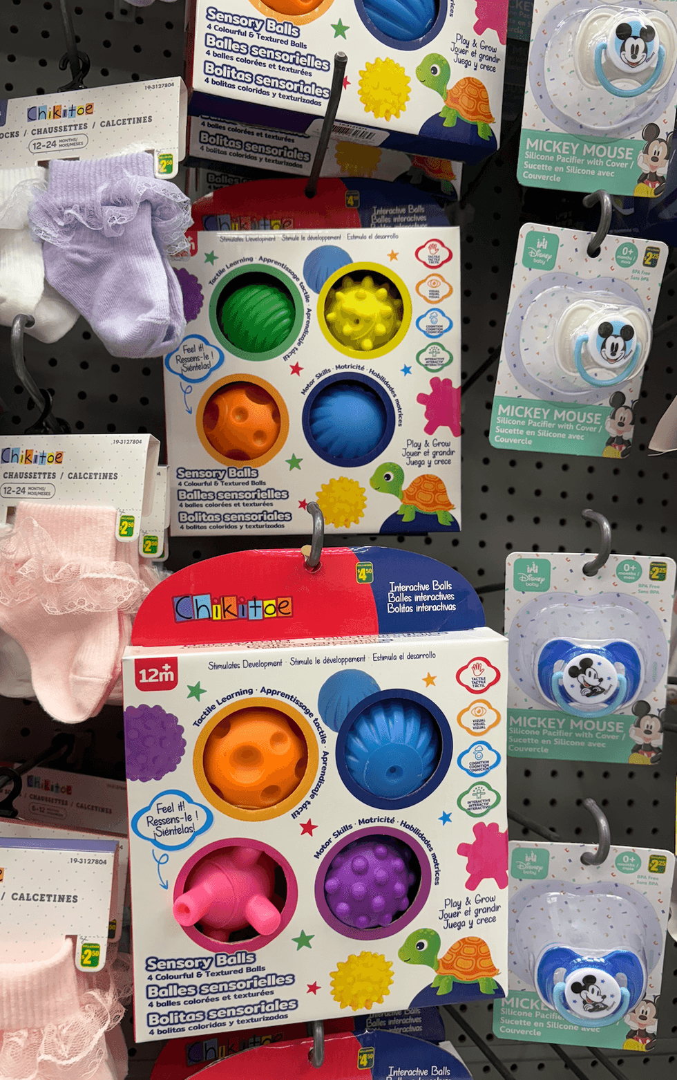 Ensemble de quatre balles sensorielles pour b\u00e9b\u00e9s sur les \u00e9tag\u00e8res du Dollarama.
