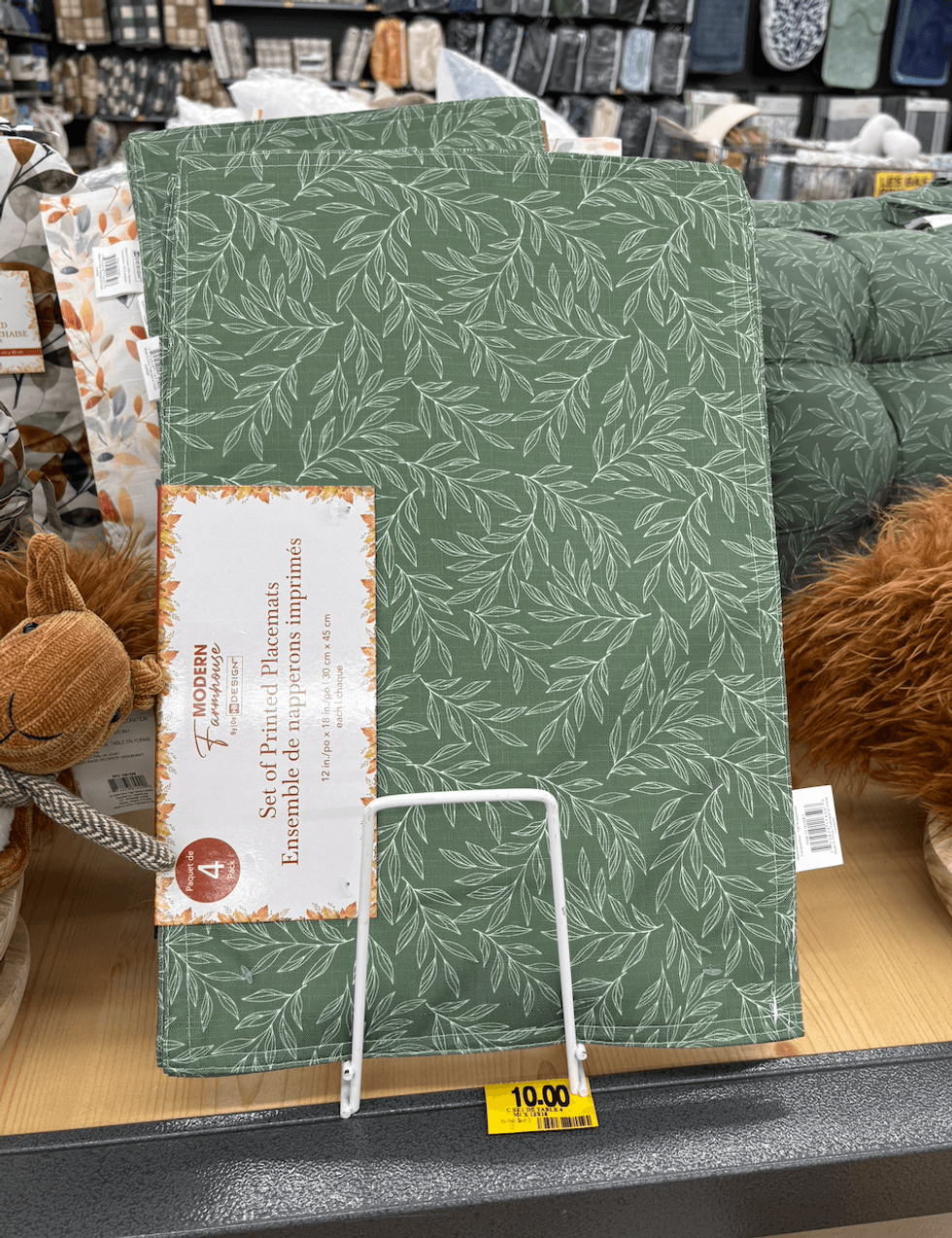 Ensemble de quatre napperons imprim\u00e9s Modern Farmhouse verts \u00e0 motif de feuillage chez Tigre G\u00e9ant.