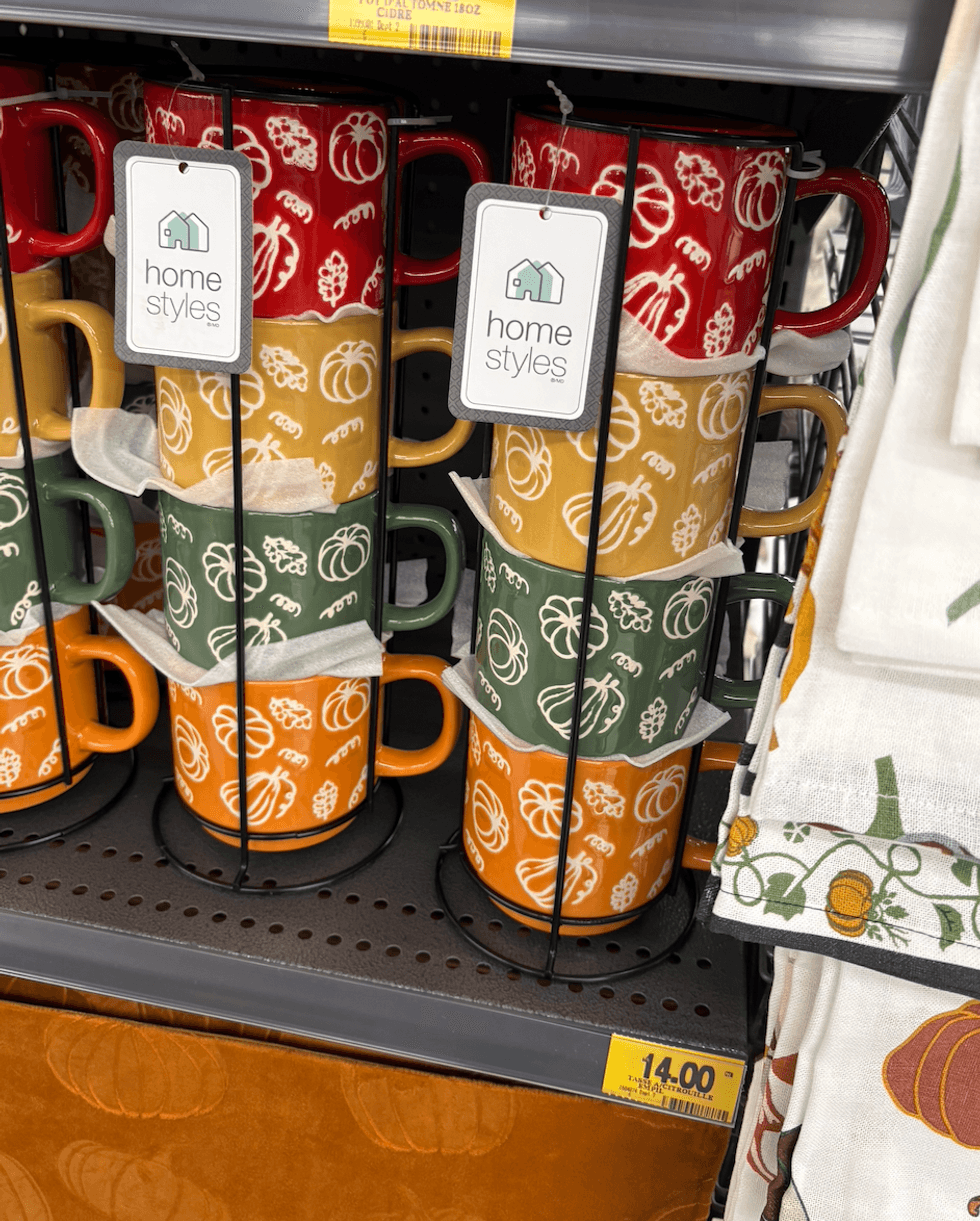 Ensemble de quatre tasses Home Styles rouges, jaunes, vertes et orange avec motifs de citrouilles chez Tigre G\u00e9ant.