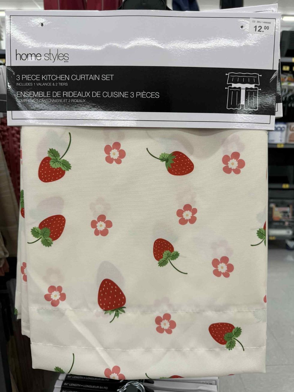 Ensemble de rideaux trois pi\u00e8ces incluant une cantonni\u00e8re et deux rideaux.