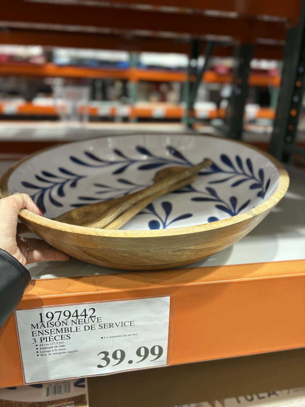 Ensemble de service Maison Neuve comprenant un grand bol en bois de manguier \u00e9maill\u00e9 avec motifs et deux ustensiles assortis, au Costco.