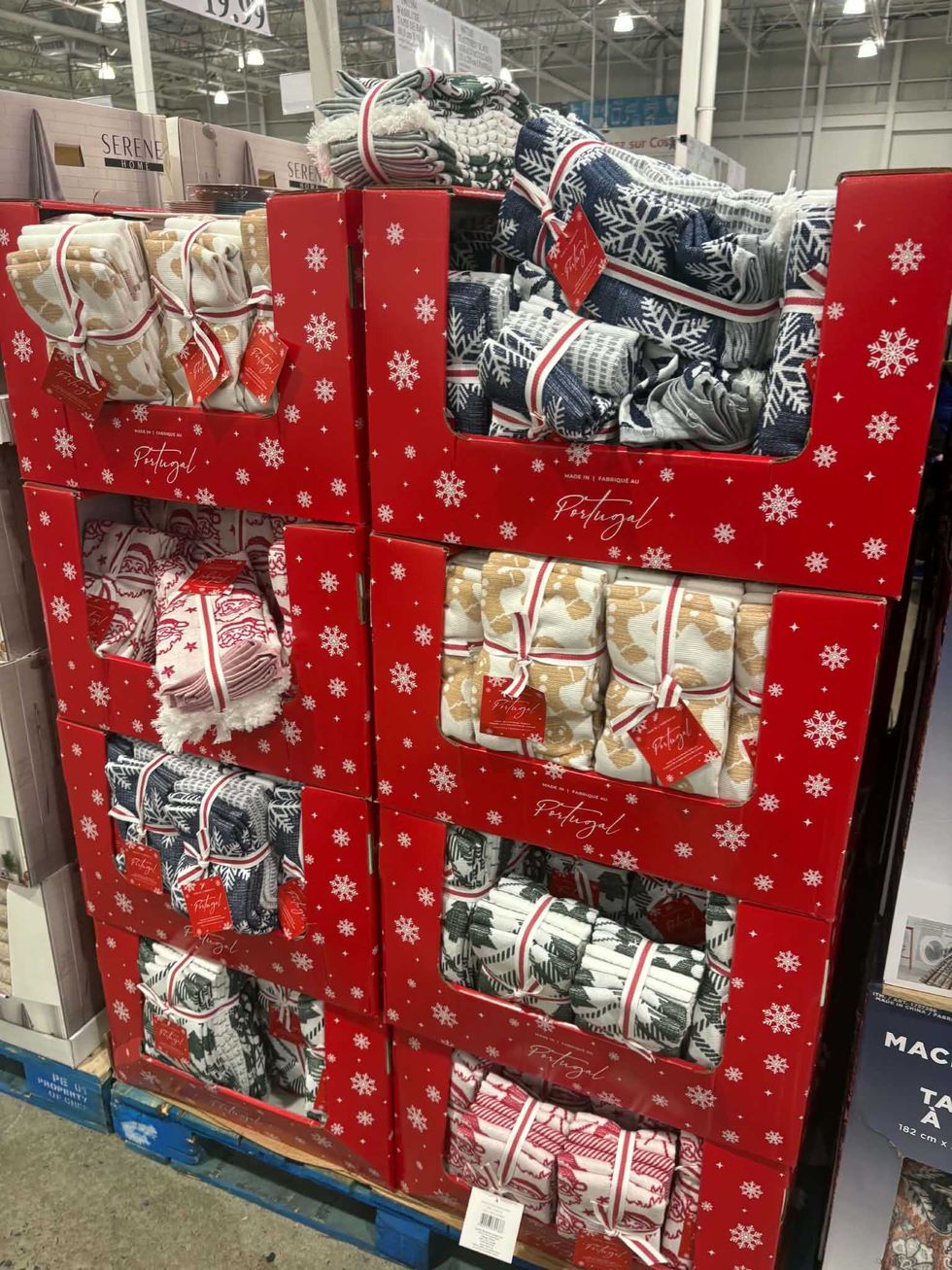Ensemble de six serviettes \u00e0 motifs de No\u00ebl vendu chez Costco.