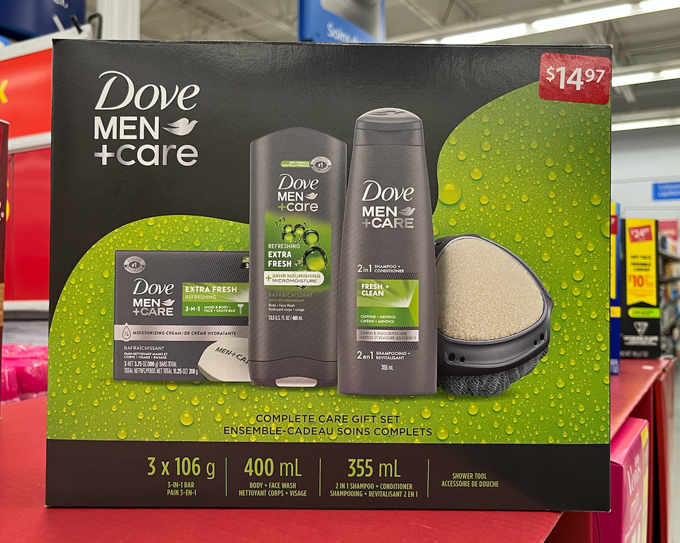 Ensemble de soins corporels pour hommes sur une tablette.