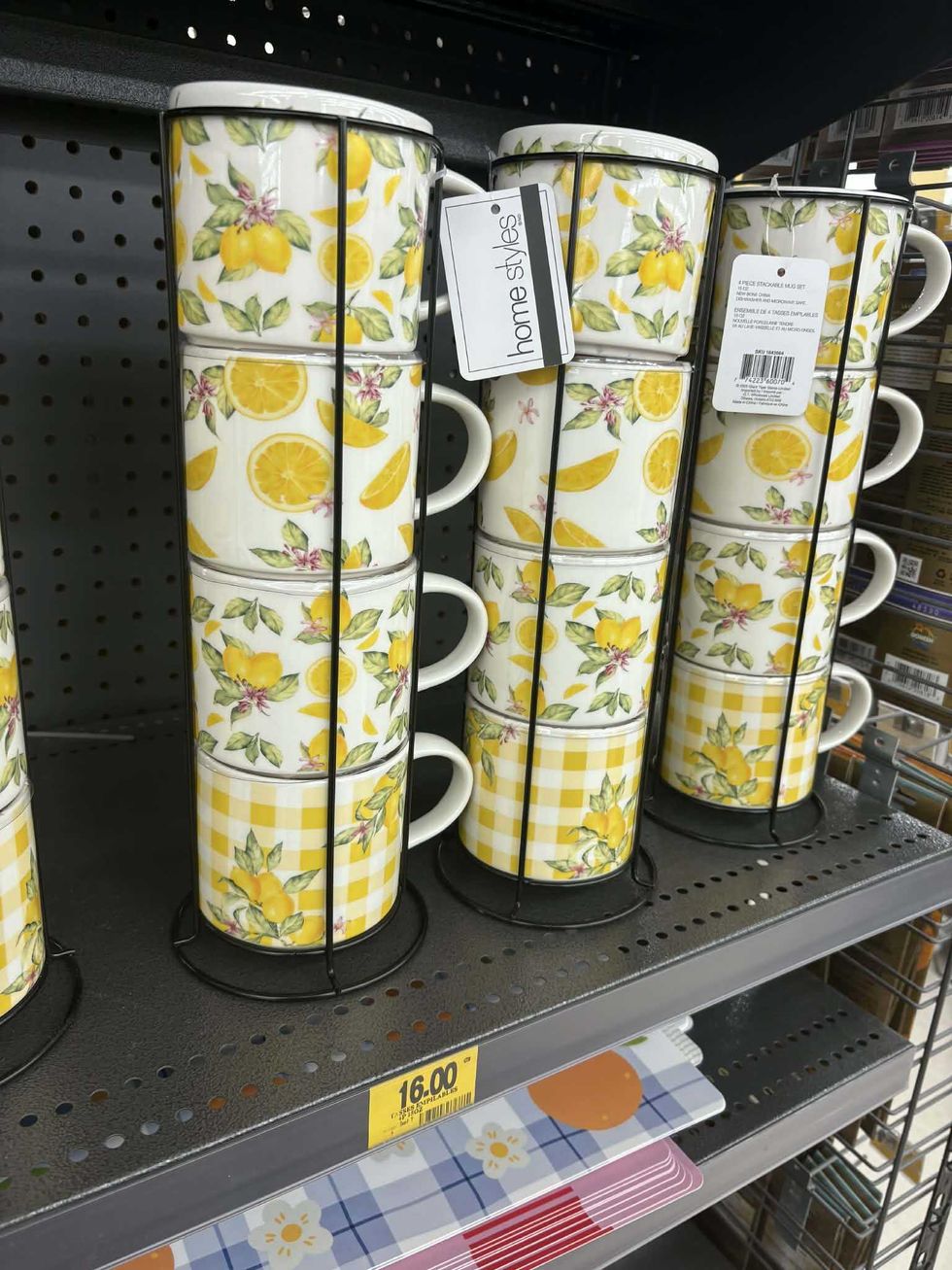 Ensemble de tasses empil\u00e9es avec motifs de citrons Home Styles chez Tigre G\u00e9ant.