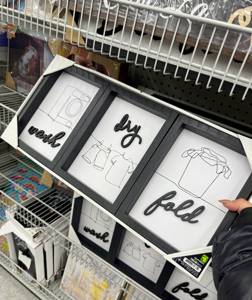 Ensemble de trois cadres d\u00e9coratifs noir et blanc pour buanderie vendu au Dollarama.