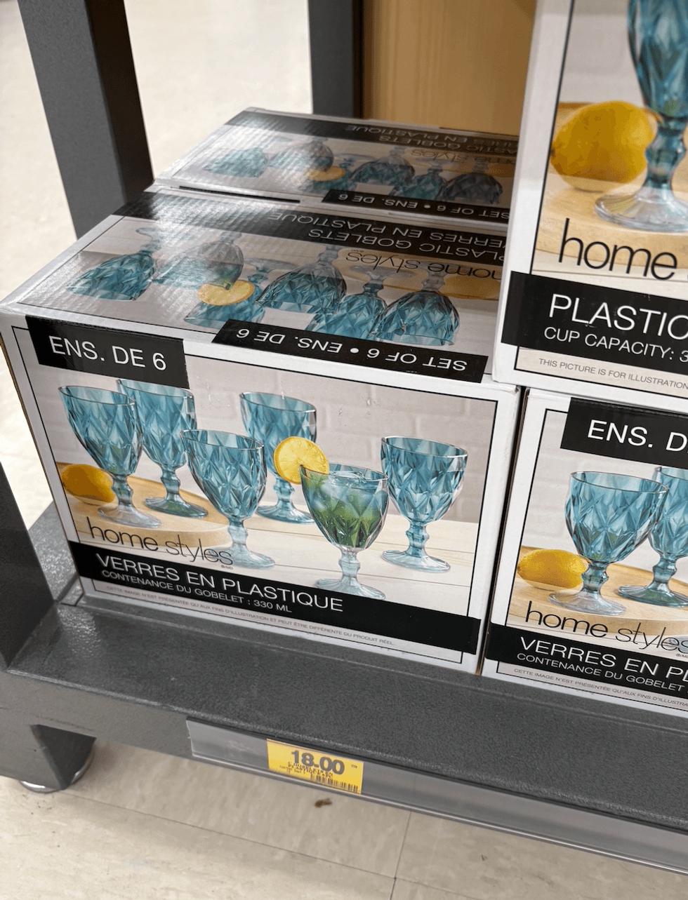 Ensemble de verres en plastique bleus textur\u00e9s Home Styles chez Tigre G\u00e9ant.
