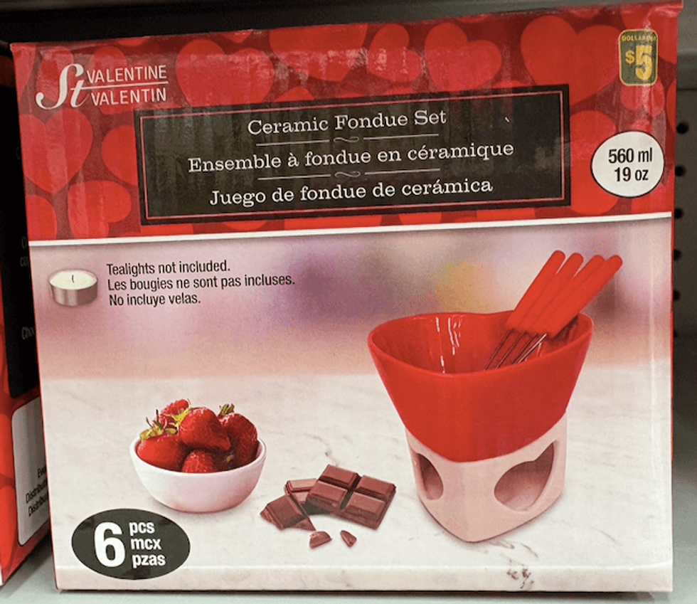 Ensemble \u00e0 fondue en c\u00e9ramique dans son emballage sur les tablettes du Dollarama.