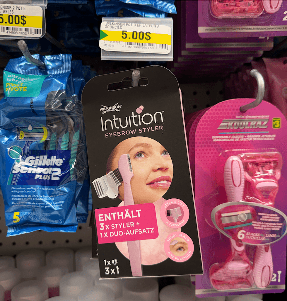 Ensemble Wilkinson Sword Intuition Eyebrow Styler pour les sourcils et le dermaplaning vendu au Dollarama.