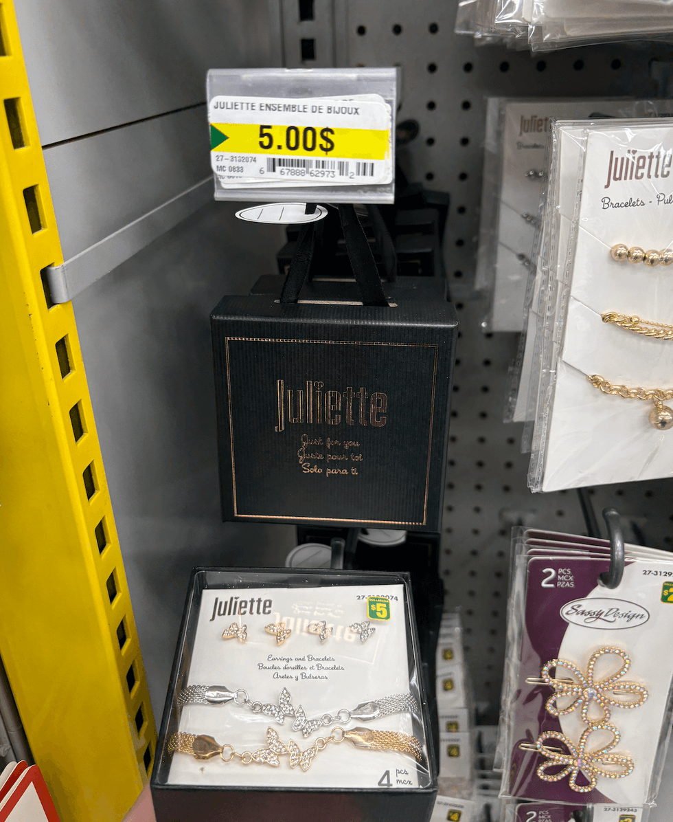 Ensembles de bijoux sur les \u00e9tag\u00e8res du Dollarama.