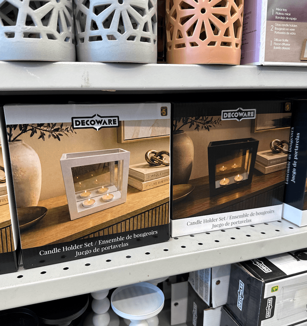 Ensembles de bougeoirs rectangulaires Decoware blancs et noirs vendus chez Dollarama \u00e0 5 $.