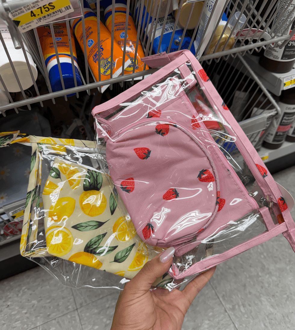 Ensembles de pochettes de voyage assorties aux motifs de fraises et de citrons vendues chez Dollarama.