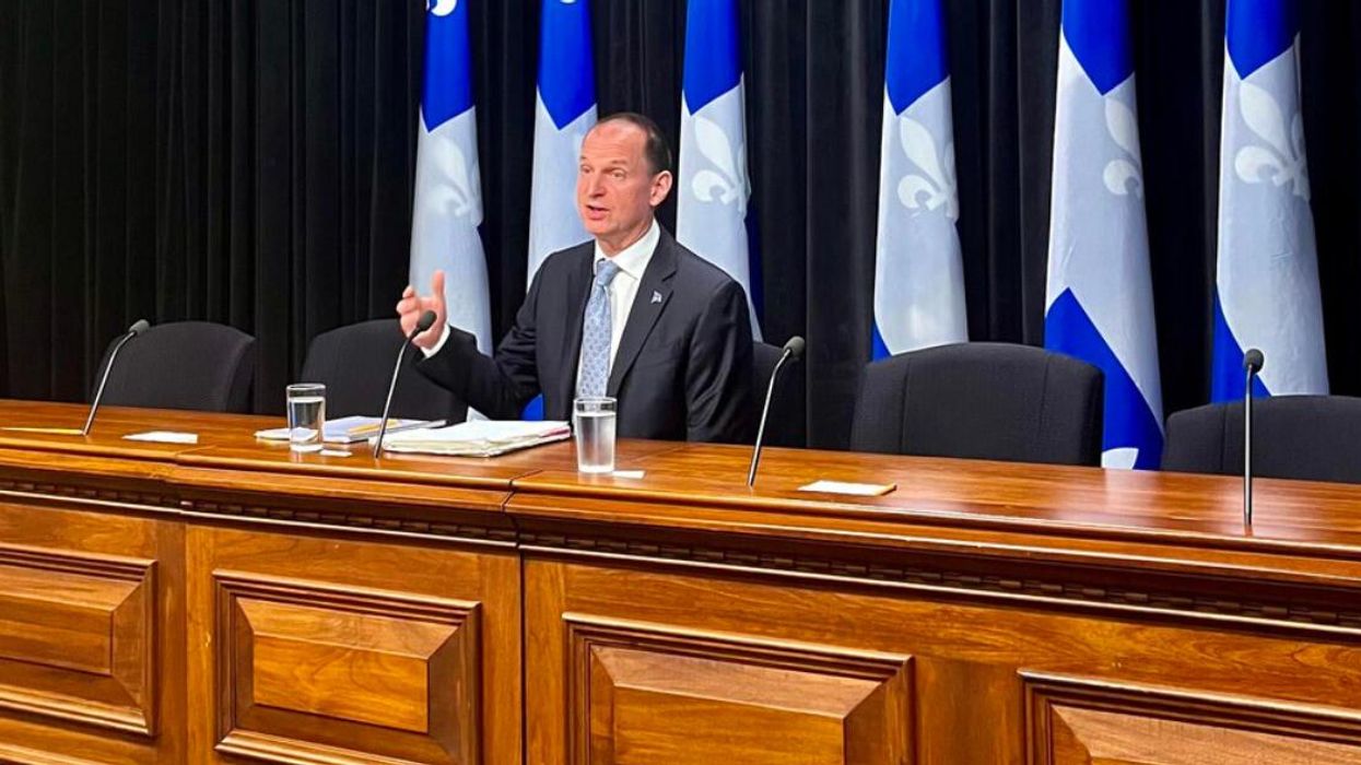 Eric Girard en conférence de presse.