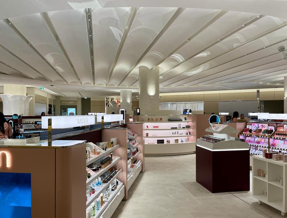 Espace maquillage \u00e0 la boutique Renna\u00ef.