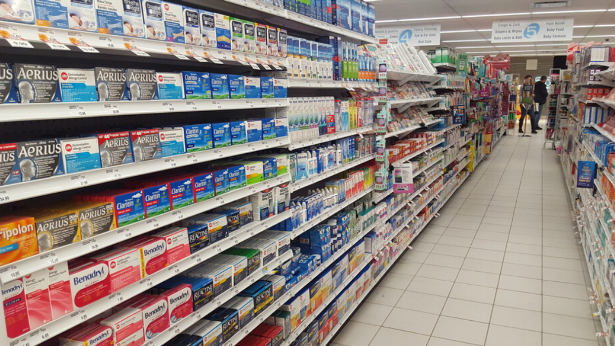 Étalages de médicaments pour les allergies.