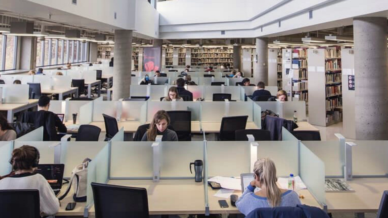 Étudiants dans une bibliothèque.