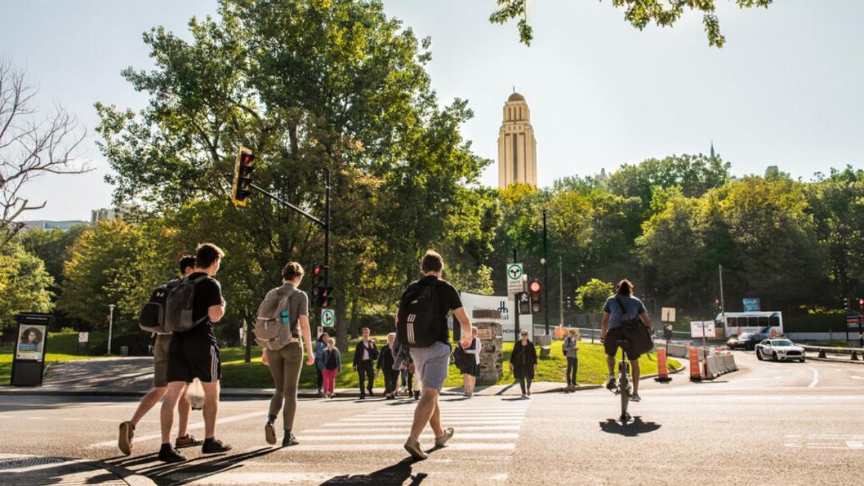 Étudiants devant l'Université de Montréal.