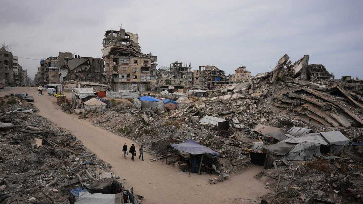 Ex-diplomats urge 'robust' sanctions on Israel