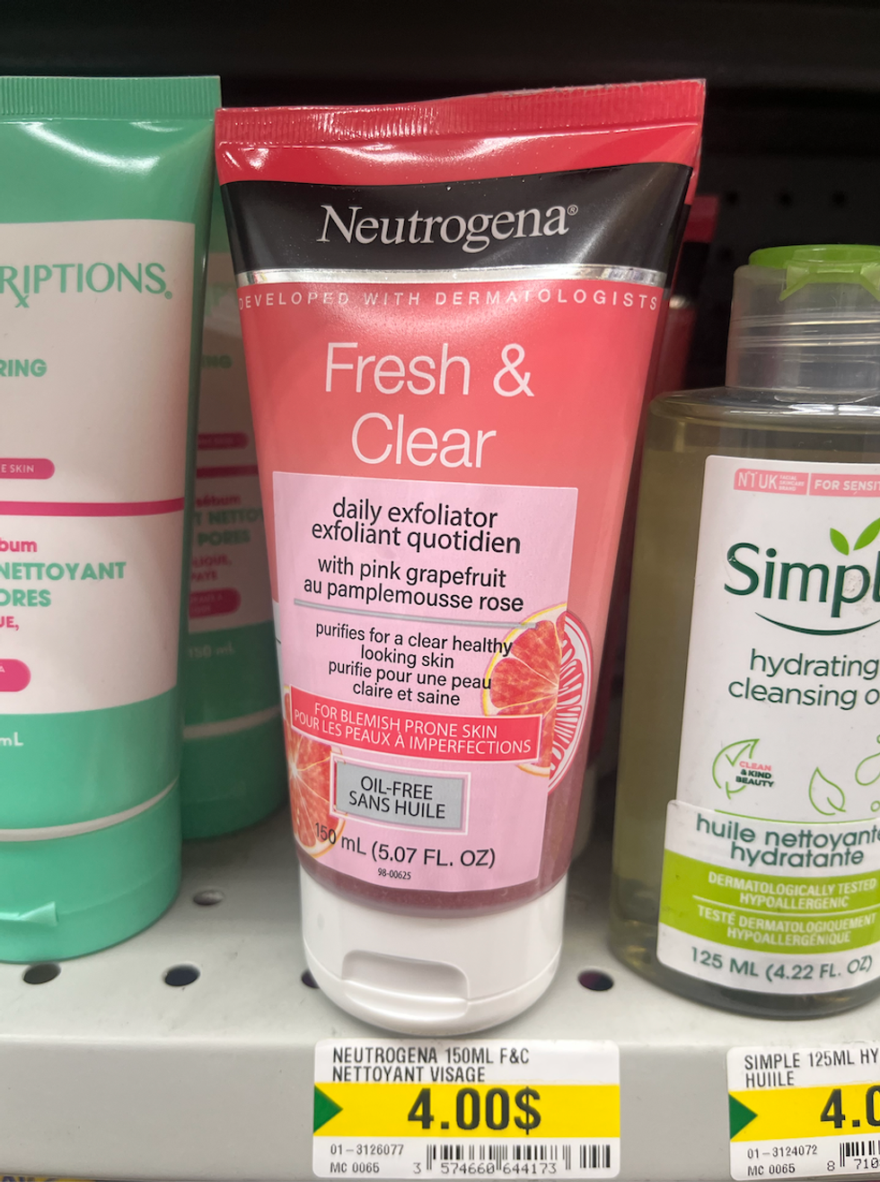 Exfoliant au pamplemousse rose de Neutrogena sur les tablettes au Dollarama.