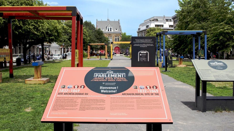 Exposition ext\u00e9rieure du \u200bmus\u00e9e Pointe-\u00e0-Calli\u00e8re.