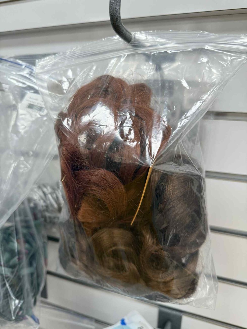 Extensions de cheveux en vente \u00e0 la friperie Au Grenier Populaire.