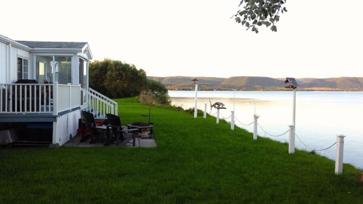 Extérieur d'une maison devant la baie des Chaleurs.