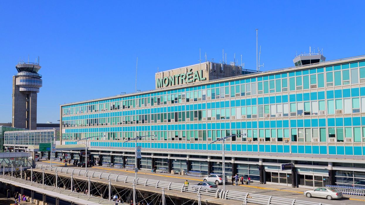 Extérieur de l'aéroport de Montréal.