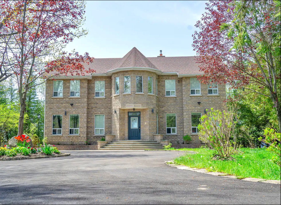 Exterior of the Airbnb from the driveway.