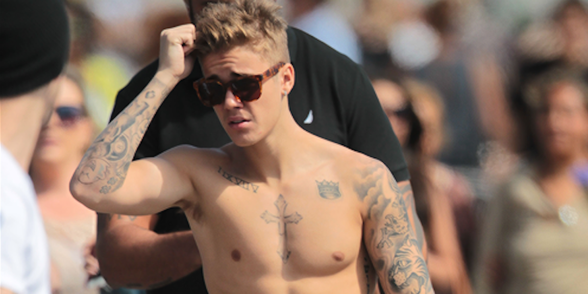  Justin  Bieber  a montr  son norme nouveau tatouage sur ses 