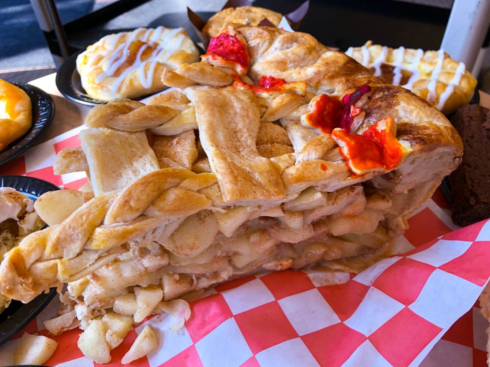 This Apple Pie In Tennessee Is 25 Pounds And Is Delicious Narcity