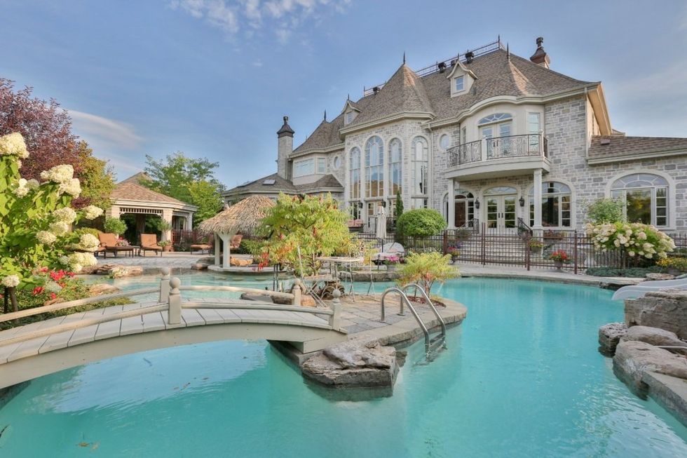Canadian Castle For Sale Is 4.9 Million & Each Room Is Wilder Than The Last (PHOTOS) Narcity