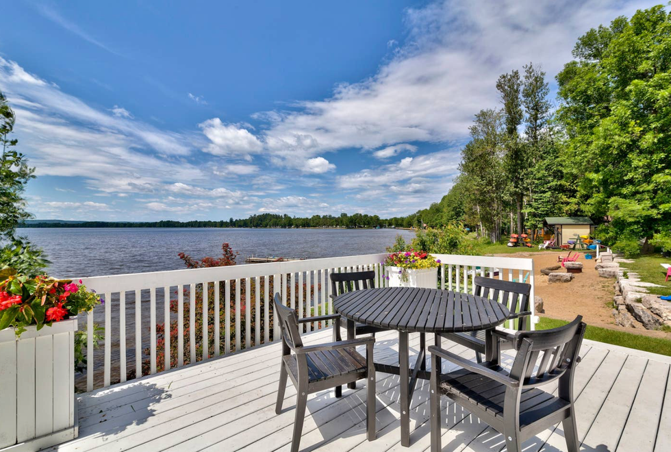 Lakeside Airbnb Near Ottawa Has A Private Beach & The Most Awe