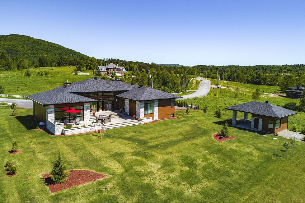 Une luxueuse maison à vendre à Magog pour 1,2 M Narcity