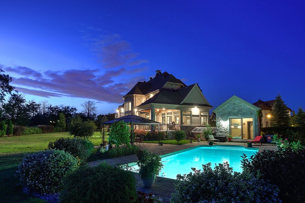 Cette maison à vendre pour 3,2 millions à Candiac est à couper le souffle Narcity