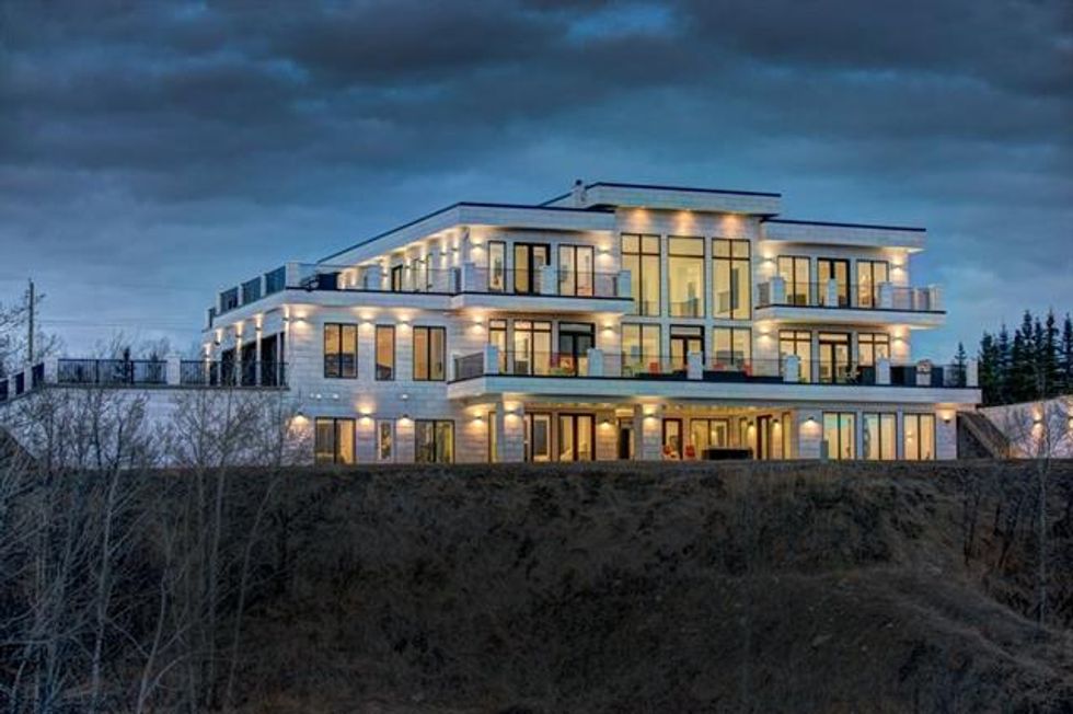 Mansions With Indoor Pools In Canada Are Stunning & You Don't Have To Go Outside To Swim Narcity