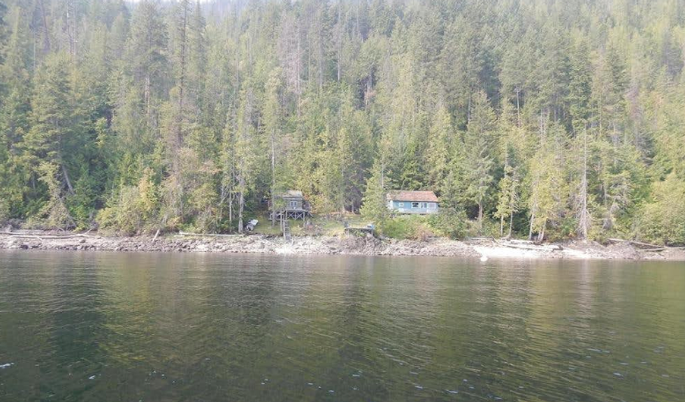Shuswap House For Sale Is Only 2660,000 & It's 10 Steps From The Water