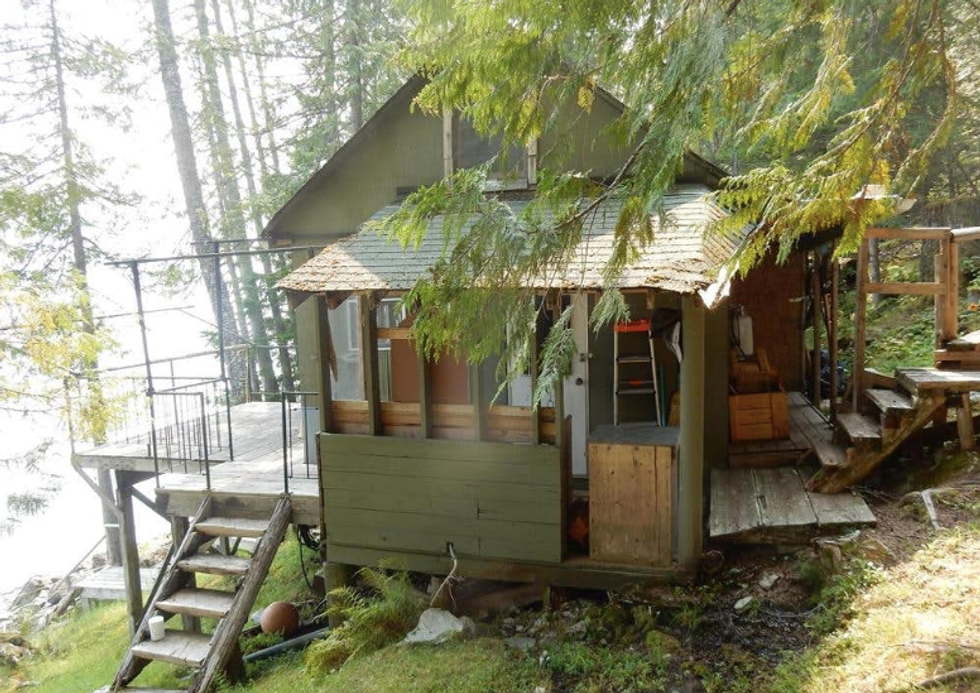Shuswap House For Sale Is Only 2660,000 & It's 10 Steps From The Water