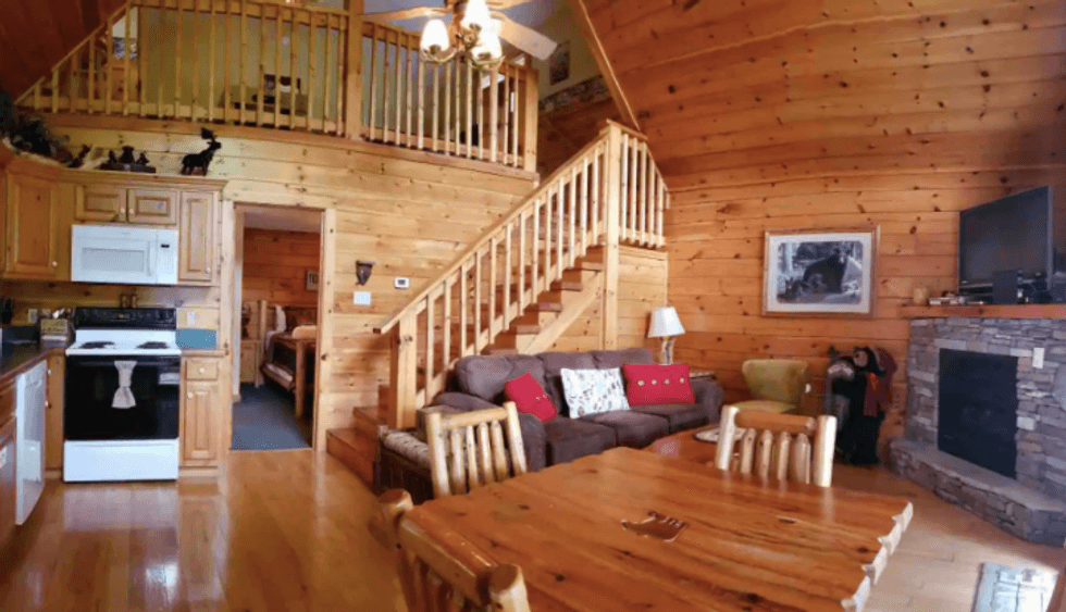 Affordable Cabin Airbnb In Tennessee Has A Hot Tub And Forest Views Narcity