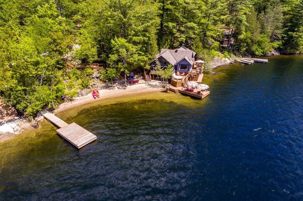 Chalet avec plage et terrasse sur l'eau à vendre dans l'Outaouais - Narcity