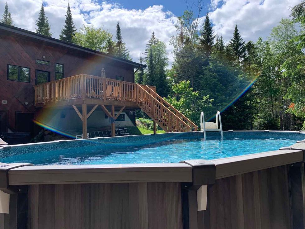 Chalets à louer avec piscine chauffée au Québec Narcity Chalets à louer avec piscine chauffée au Québec Narcity