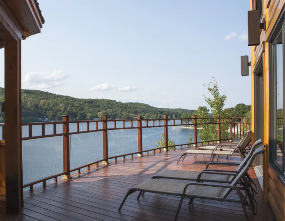 Des chalets dans les Laurentides qui ont une vue magnifique à louer cet été Narcity Des chalets dans les Laurentides qui ont une vue magnifique à louer cet été Narcity