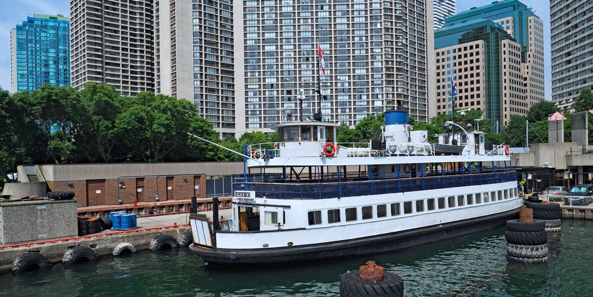 Toronto Islands Crowded Ferry Photos From This Month Show Boats Filled