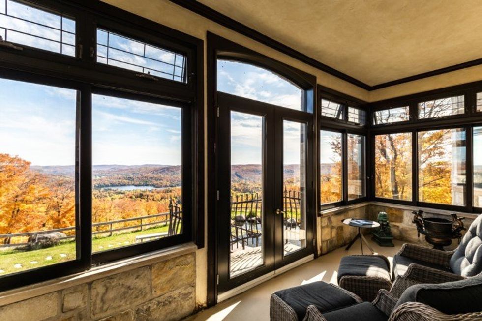 Cette maison à vendre à ValMorin ressemble à un château du Moyen Âge Cette maison à vendre à ValMorin ressemble à un château du Moyen Âge