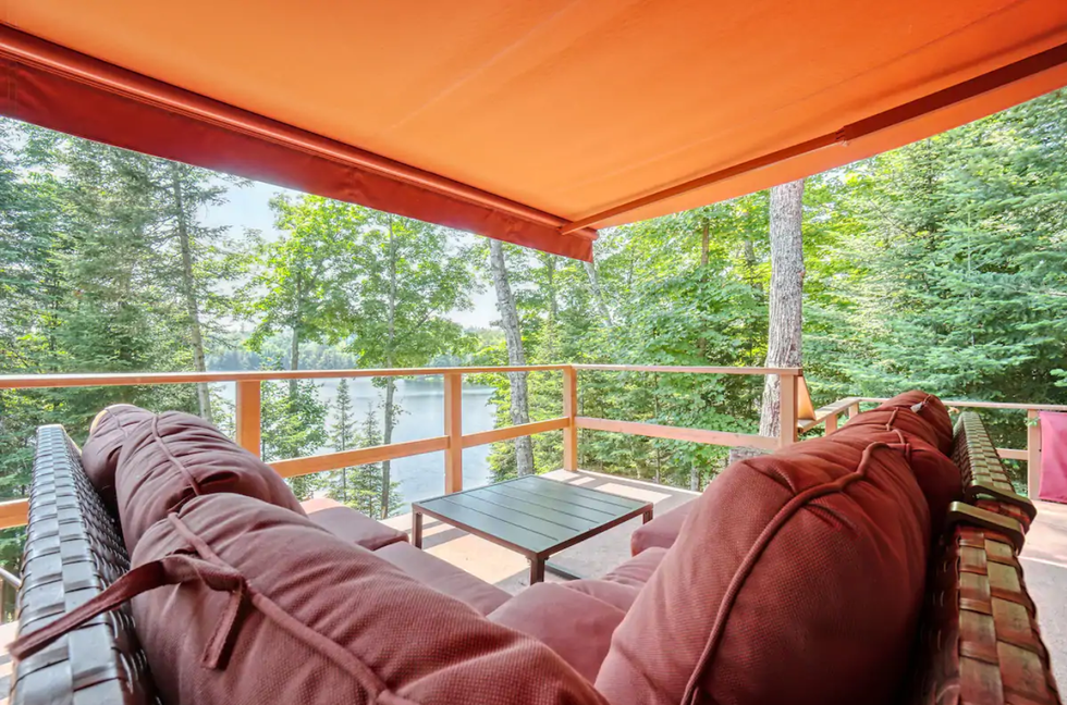 An Airbnb Near Ottawa By The Lake Is The Kind Of Hideaway You'll Never