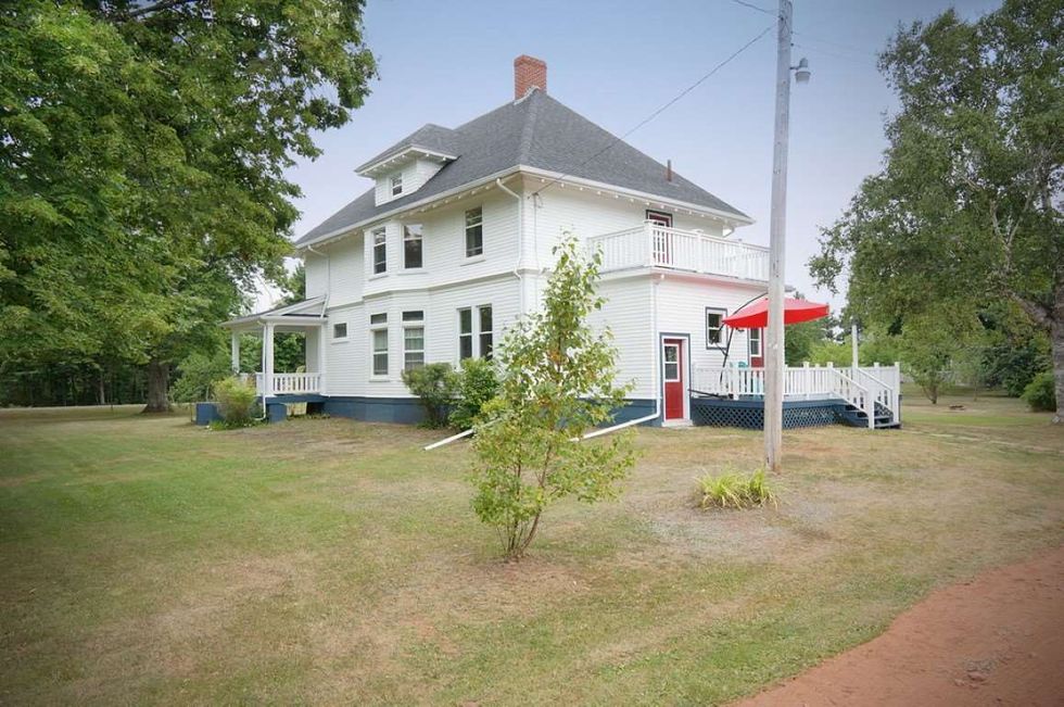 PEI House For Sale Has 7 Bedrooms & Costs Less Than 300K (PHOTOS