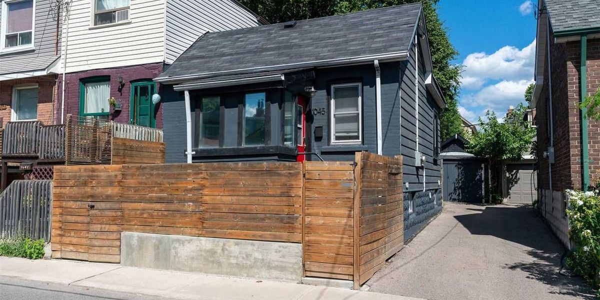 Tiny Toronto Home For Sale Looks Totally Different On The Inside (PHOTOS) Narcity