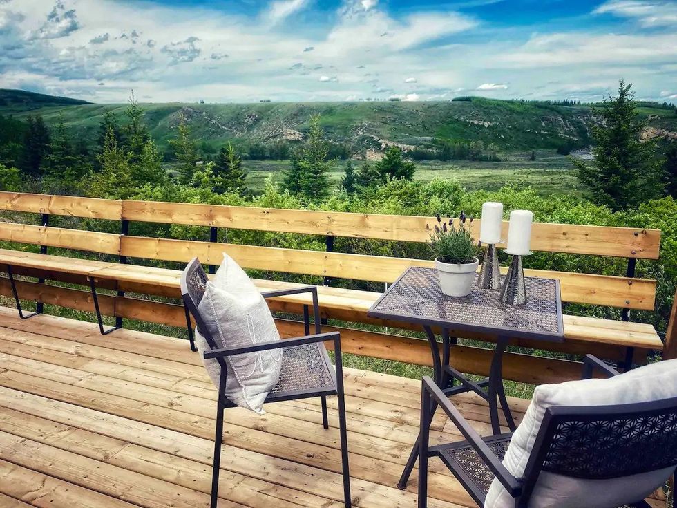 Airbnb Near Calgary Is The Most Romantic Getaway For You & Your S/O