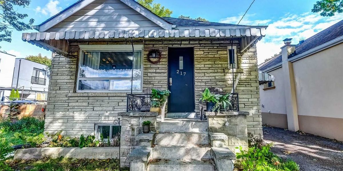 Tiny Toronto Home For Sale Looks Completely Different On The Inside (PHOTOS) Narcity