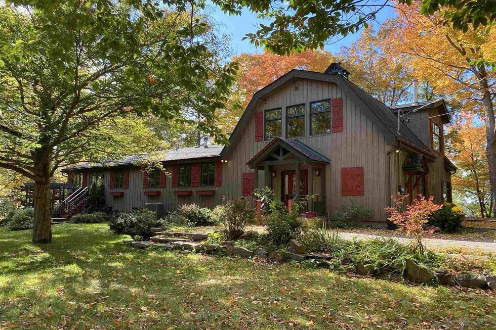 Lakeside Home For Sale In Ontario Has 6 Bedrooms & A Stairway To The