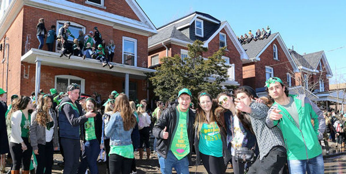 The 10 Best Party Universities In Ontario - Narcity