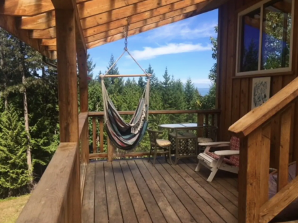 Cabin Getaways In BC Include These Cheap Rentals Perfect For Fall Narcity